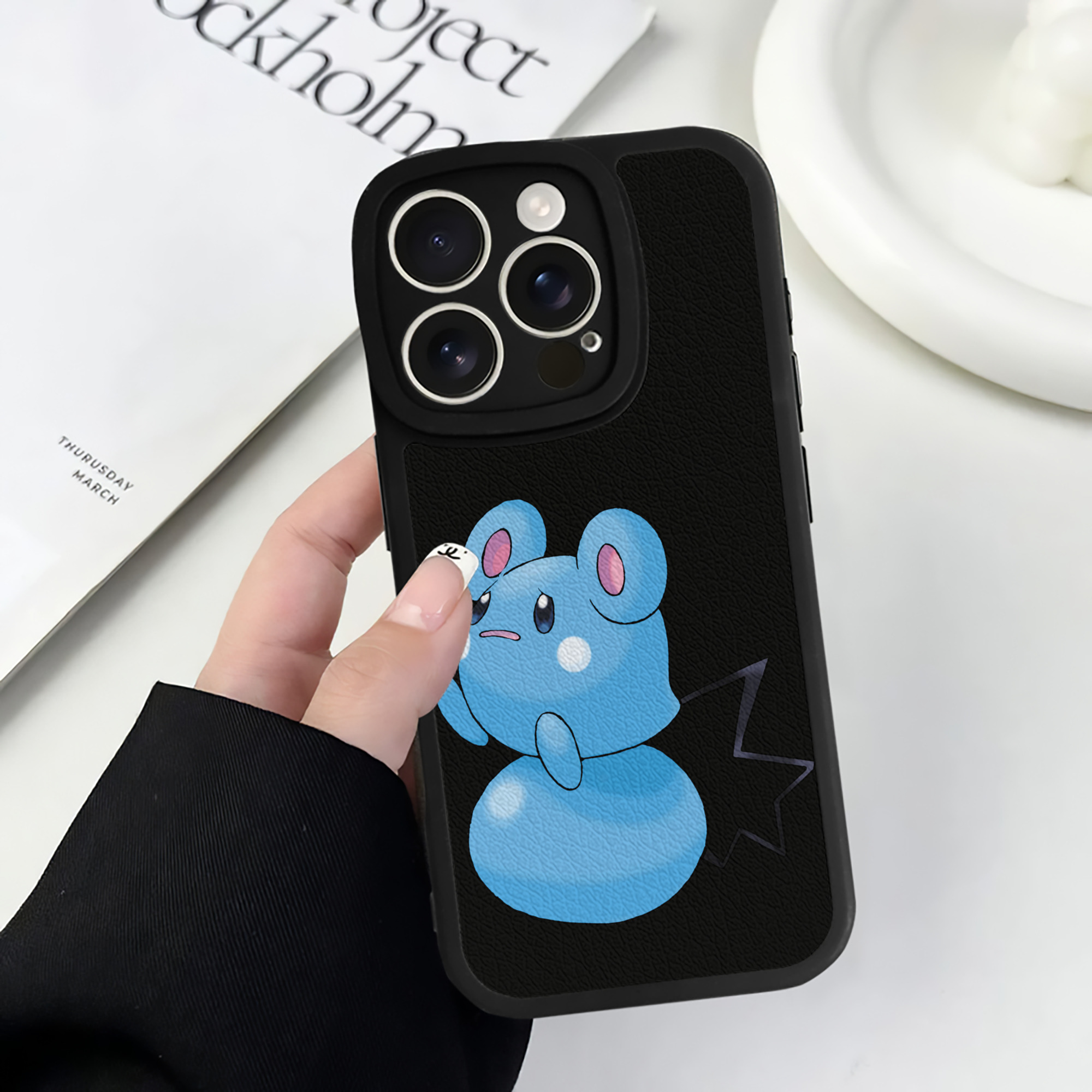 （画像用） ポケットモンスター Pokémon 【iPhone 16シリーズ対応】シリコンスマホケース（レザー調） 材質：シリコン